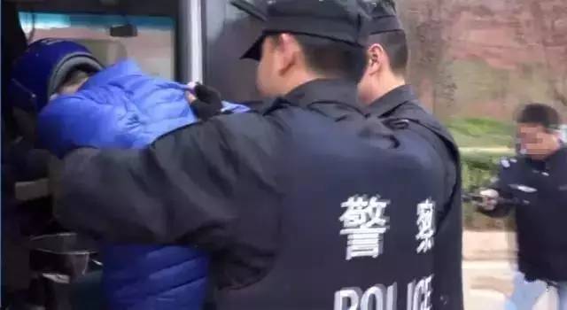 民警抓捕嫌疑人后让其和儿子告别,警方拘捕嫌疑人，允其与儿子道别