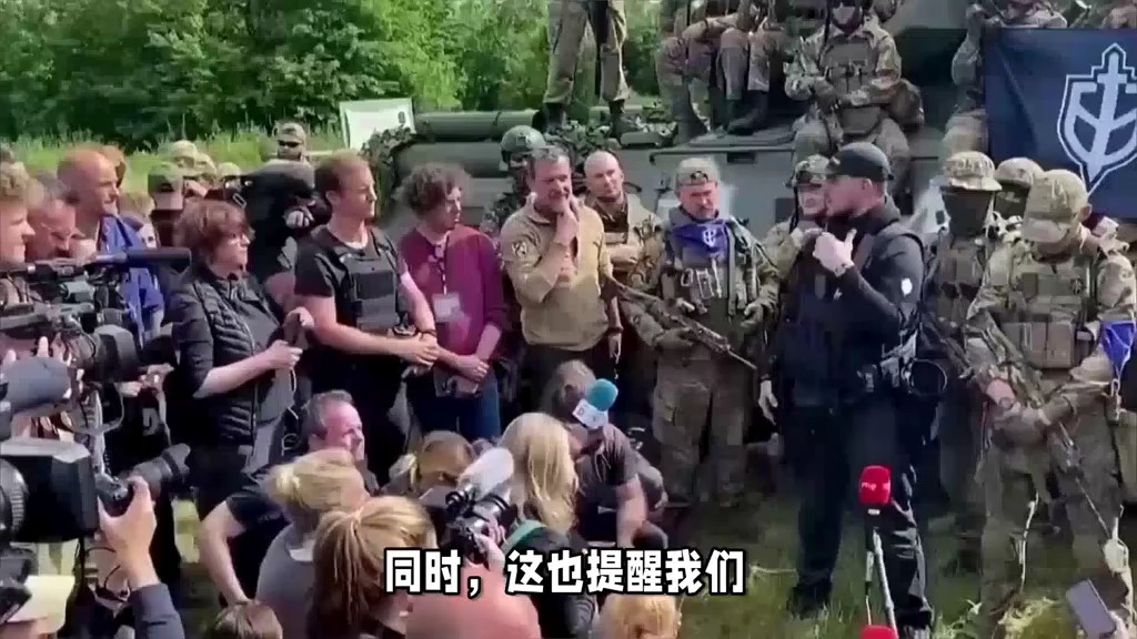 乌军特种部队抬伤员遇爆炸淡定前行,“乌特种兵抬伤员爆炸现场镇定行进”